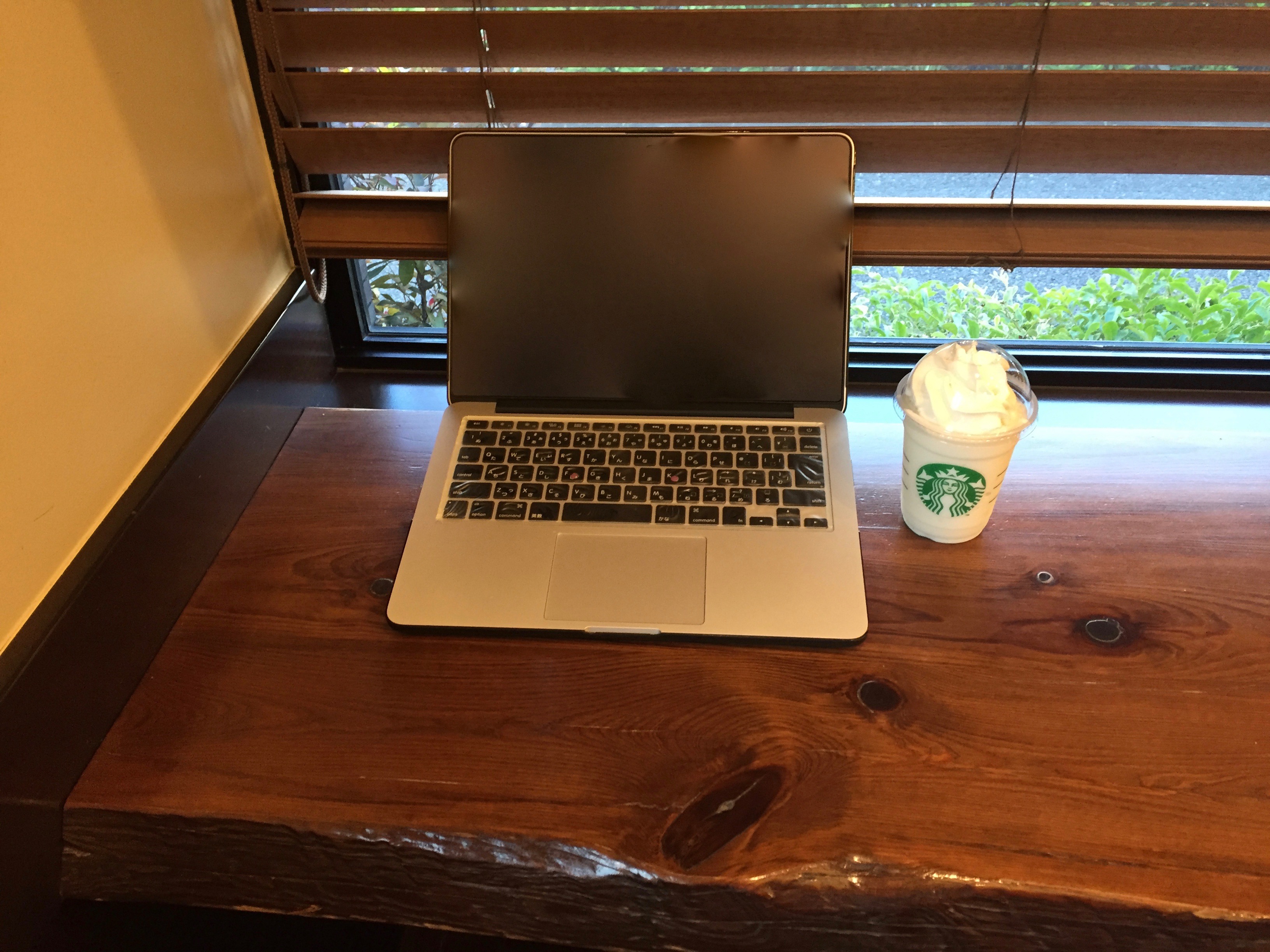 「Bluelounge Kickflip」傾斜スタンド〜MacBook Pro用となってるけど、ノートパソコン全般に使える！！長時間のノートパソコン作業に必須のアイテム！　